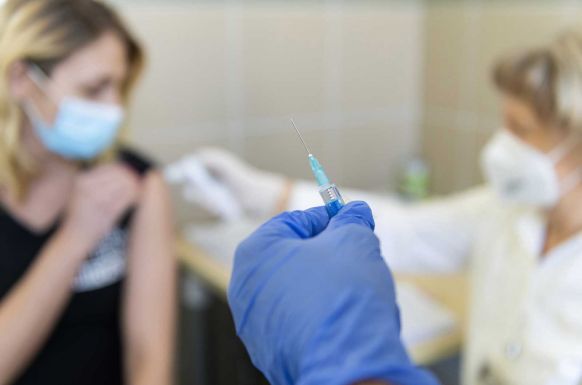 Ez lesz az első „kézzelfogható” előnye az oltásnak